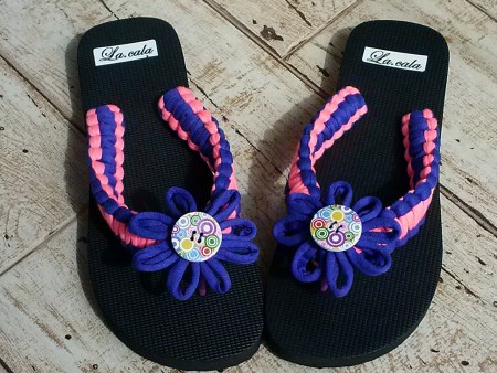 41. MORA. Suela negra con tiras en salmón y morado, con flor morada y botonazo de color.