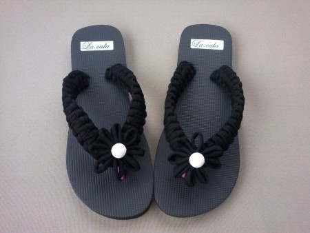 50. NEGRAS. Suela, tiras y flor negras, con detalle de bola blanca.