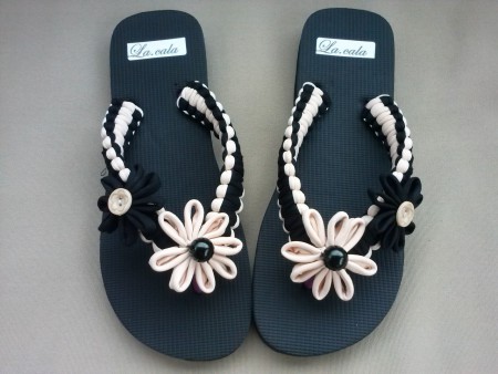 53. VINTAGE. Suela negra y tiras en negro y beis con flores del mismo color.