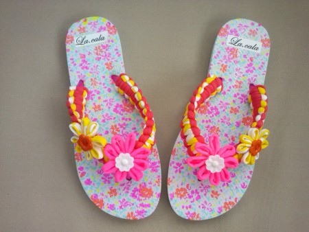 54. ESTIVAL. Suela de flores con tiras en naranja, blanco y amarillo con flores fucsia y blanco-amarillo.