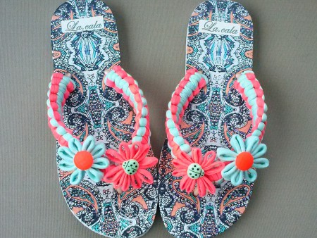  57. VENECIA. Suela de dibujos con tiras en naranja y verde agua, con detalles de flores del mismo color.