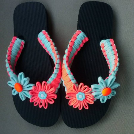  63. VENENE. Suela negra con tiras naranja y verde agua y detalle de flores en los mismos colores.