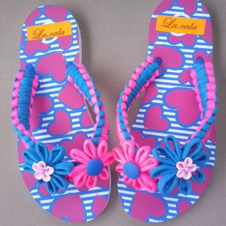 64. CORAZON. Suela de corazones con tiras en azul y fucsia y flores del mismo color.